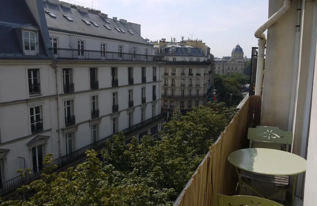 Appartement Lumineux Avec Balcon Au Coeur De Paris-1